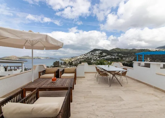 Photo de Spacious Villa With Terrace And Sea View In Bodrum Giris