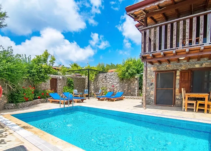 Havuzu Korunakli 2+1 Tas Villa Kinali  photo